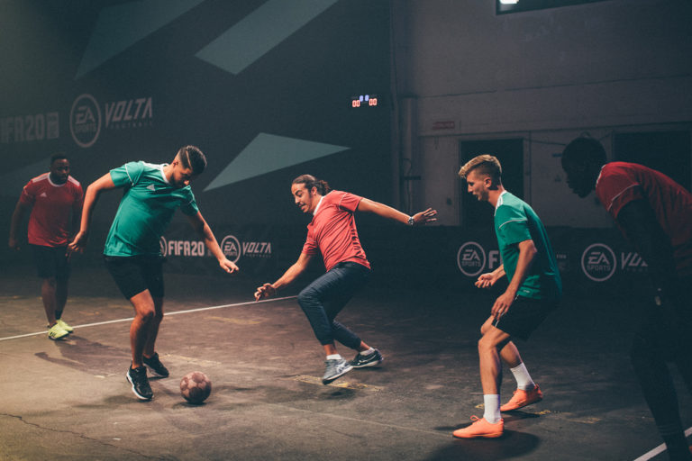 Rappeurs et youtubeurs sur le terrain pour FIFA™ 20