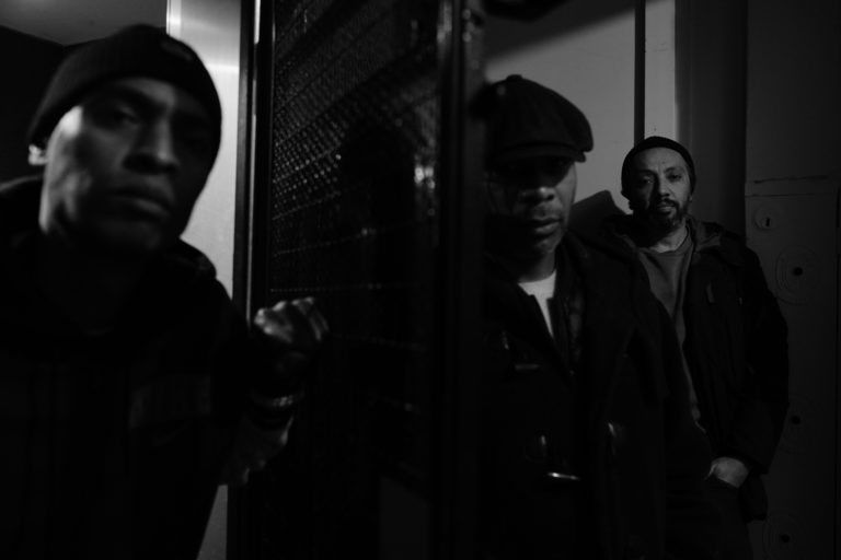 En ce monde de RUiNES et de CENDRES, comment rester propre ? Fulgurante réponse artistique de LA RUMEUR !