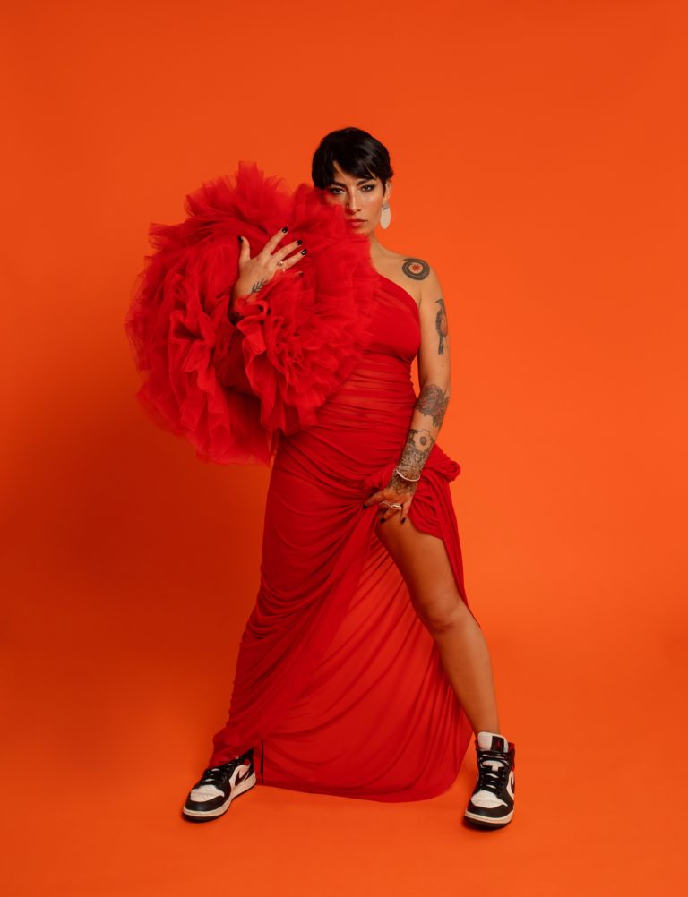 Avec ANA TiJOUX, chanteuse et rappeuse franco-chilienne, le poul d’une incoercible pugnacité.