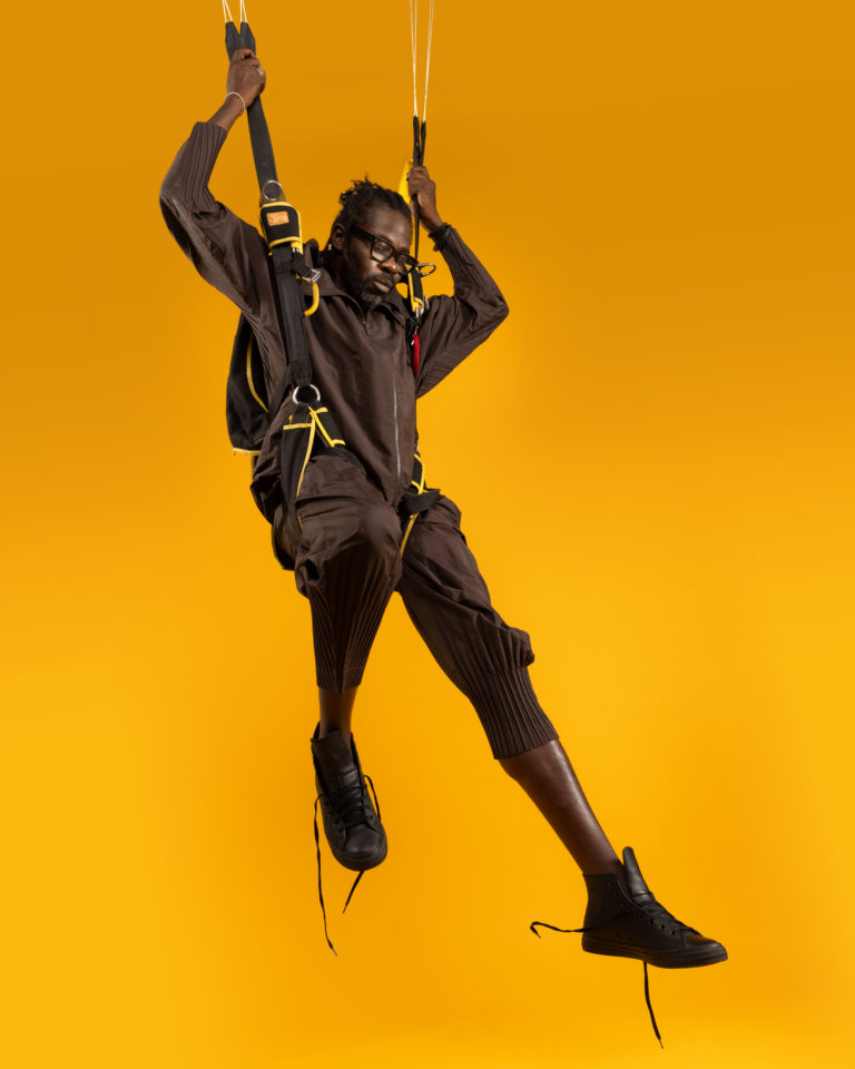 Ce soir à la Cigale, puis en tournée, FÉFÉ est fin prêt pour nous emporter dans les hauteurs de son euphorisant album « Hélicoptère », aux senteurs soniques étranges et pénétrantes.