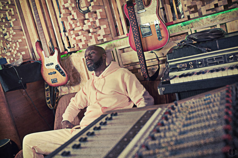 Carte blanche à l’infatigable laboureur de rimes, EDGAR SEKLOKA, pour un coruscant kaléidoscope artistique ! Une façon de RÉSiSTER, ensemble, en cette veille d’élections décisives.