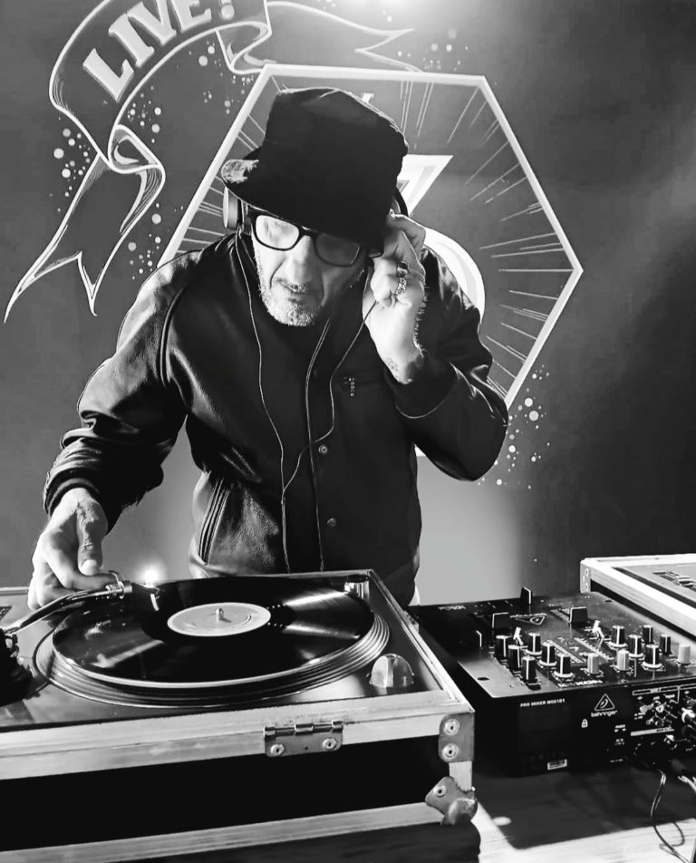 MAÎTRE MADJ x Festival WAXOMATiC : rencontre avec le chef d’orchestre de l’évènement qui verra 20 DJs mettre Romainville (93) sens dessus-dessous du 15 au 22 juin 2025 !